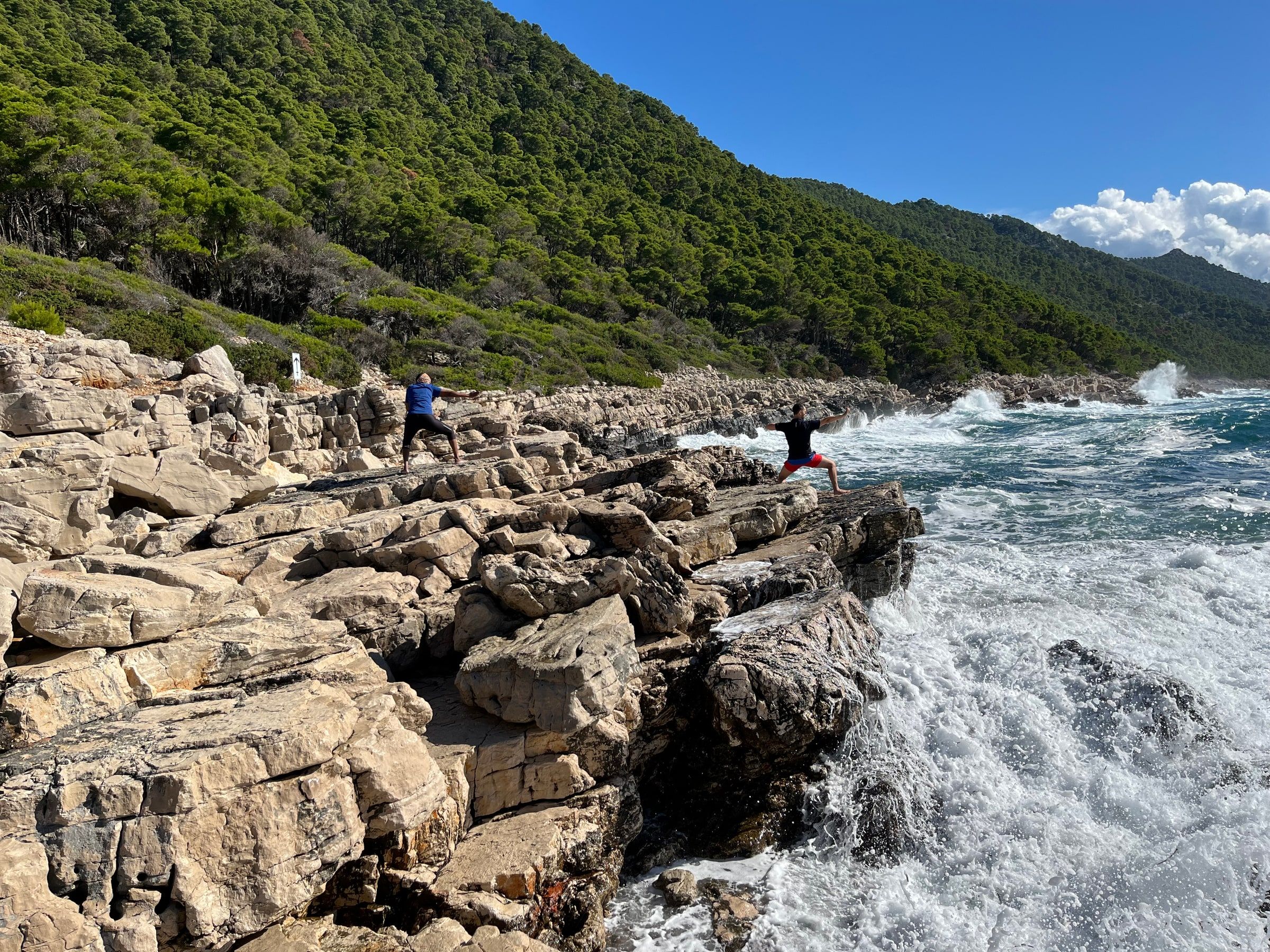Silviu Necoara en posture, ancré sur les rochers face à la mer