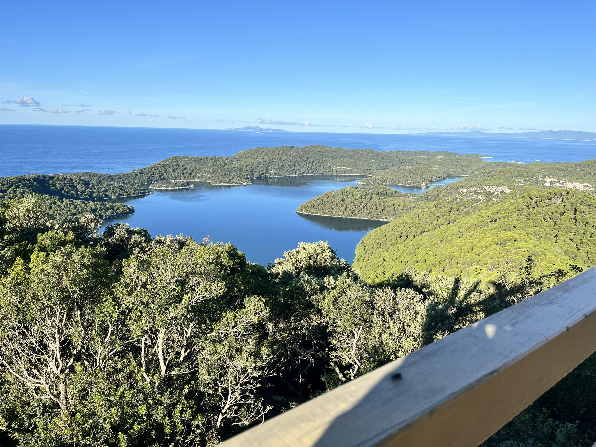 O panoramă largă, naturală, pe o insulă